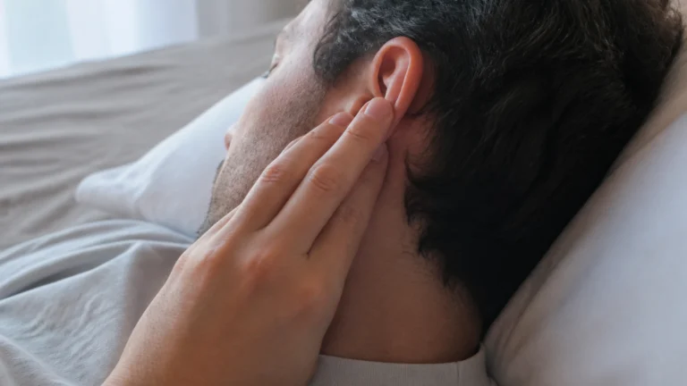 Illustration éditoriale pour l’article « Pourquoi avez-vous mal au cartilage de l'oreille la nuit »