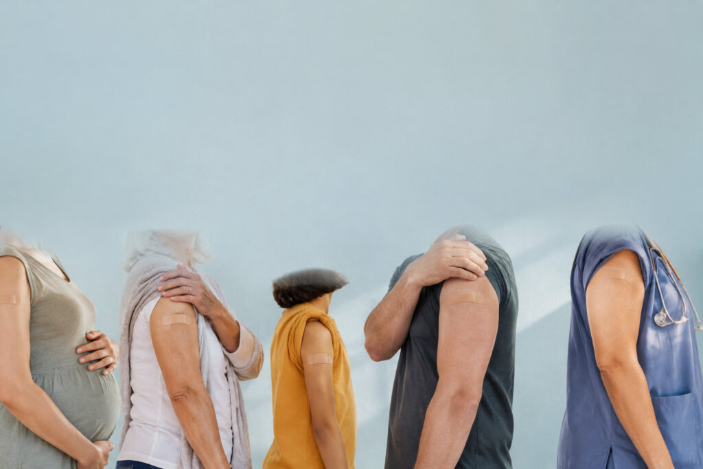 Plusieurs personnes de profils différents (femme enceinte, senior, enfant, adulte, soignant) montrent leur bras vacciné.